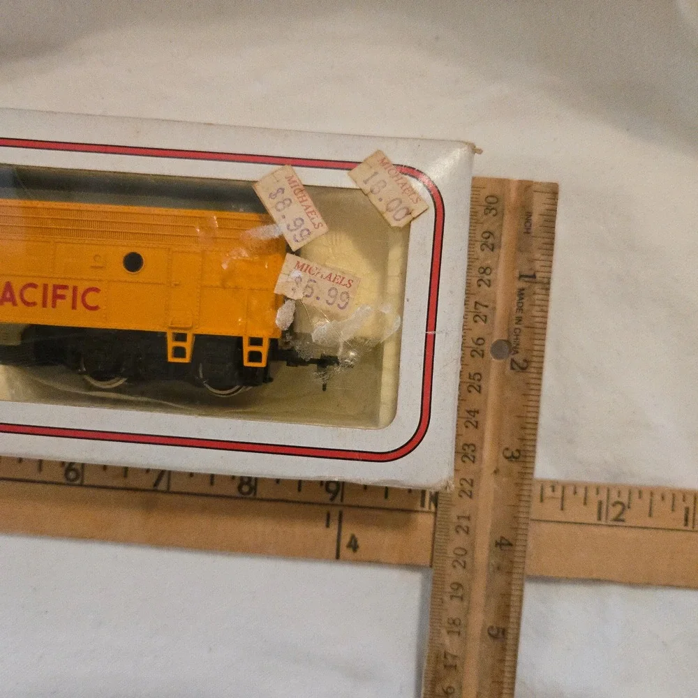 Vtg Bachmann EMD F9 Diesel Union Pacific Yellow HO Scale Electric Train 70s 1206